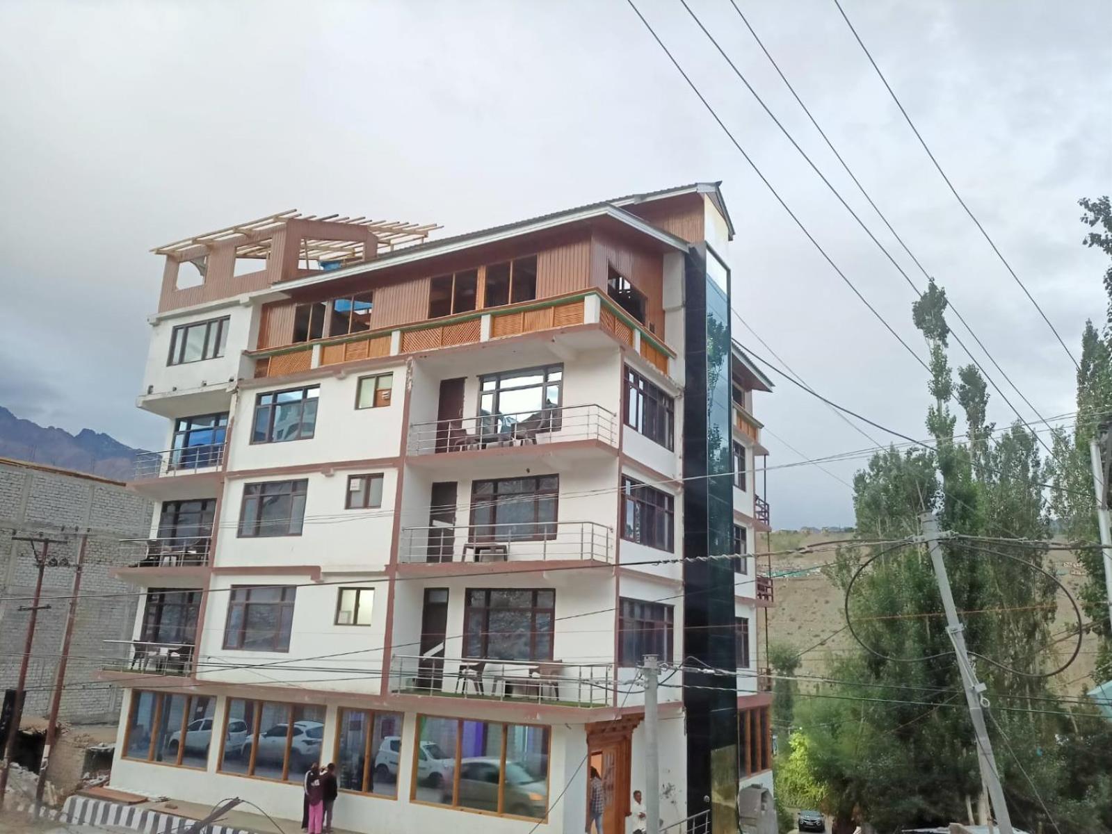 Hotel D Indian Kargil Eksteriør billede